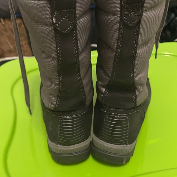 Timberland snow boots. Womens size 9 - Picture 4 of 9